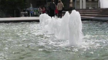 Açık havada yavaş çekimde su çeşmeleri sıraları sıçrayan