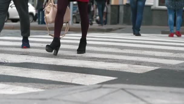 Gente cruzando la calle en el paso de peatones. Primer plano — Vídeos de Stock