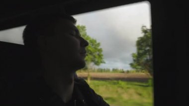 Yolda seyahat ederken otobüste uyuyan adam yolcu