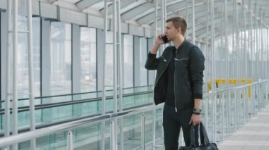 Akıllı telefondan konuşan genç adam.