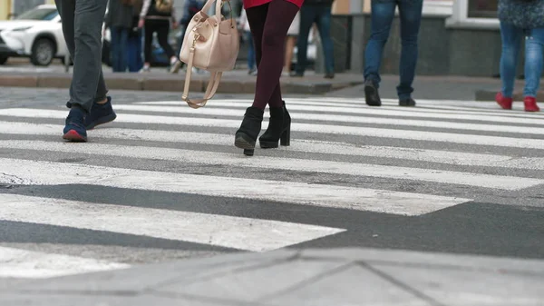 Pessoas a atravessar a rua na passadeira. Close-up — Fotografia de Stock