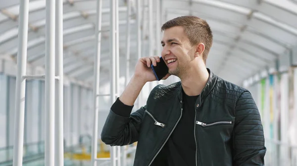 Akıllı telefondan konuşan genç adam.