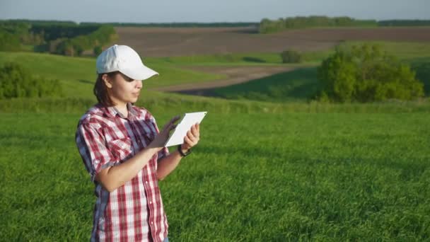 Młoda kobieta agronomem w terenie z tabletem cyfrowym — Wideo stockowe