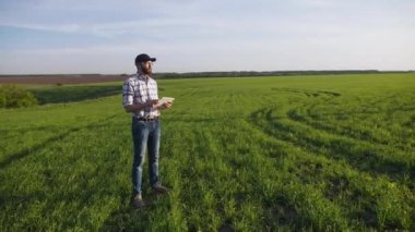 Dijital tablet ile alanda Man agronomist