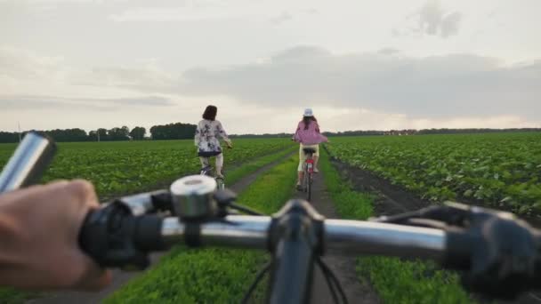 Punto Vista Del Jinete Siguiendo Una Familia Joven Bicicletas Camino — Vídeos de Stock