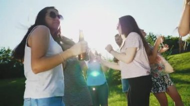 Mutlu arkadaşlar dans, açık havada eğlenmek