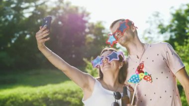 Bir partide selfie yapan arkadaşlar