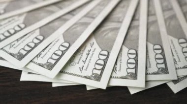 Yüz dolarlık banknotlar sorunsuz bir şekilde döner