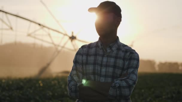 Farmer kijken naar de irrigatie Cornfield — Stockvideo