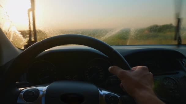 Temizleyici ile kirli bir araba ön cam temizleme Silecekler — Stok video