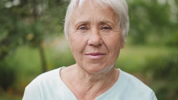 Close-up portret van een oude vrouw op de natuur — Stockvideo