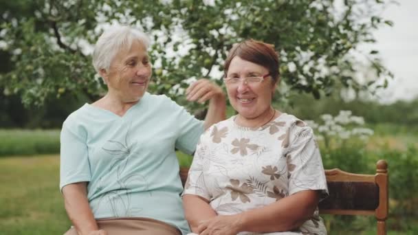 Twee oudere vrouwen glimlachend naar de camera. — Stockvideo