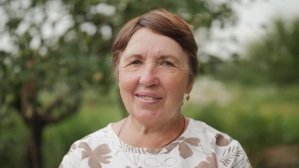Close-up portret van een oude brunette vrouw buitenshuis — Stockvideo