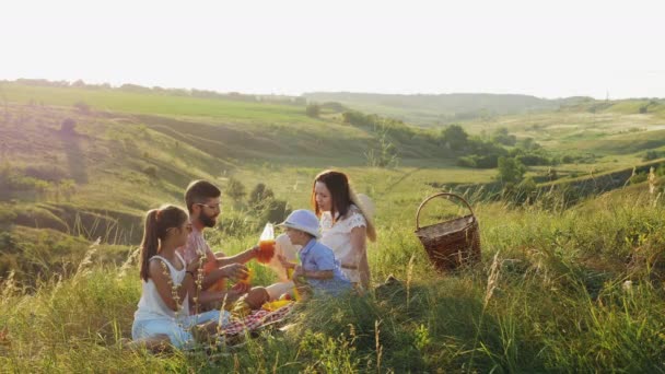 Une famille heureuse passe du temps à pique-niquer — Video