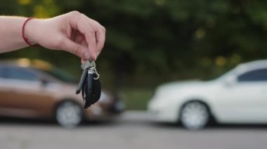 Araba anahtarı ile erkek el
