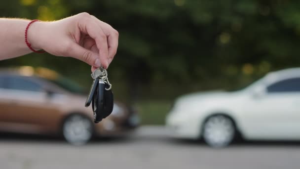 Mužská ruka s klíčem k autu — Stock video
