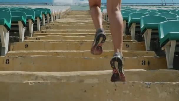 경기장에서 위층으로 달리는 소녀. 클로즈업 — 비디오