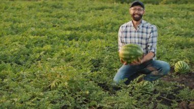Çiftçi yetişmiş bir karpuz fırlatıyor
