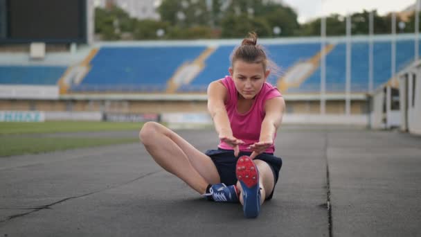 Mädchen beim Stretching vor dem Laufen — Stockvideo