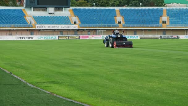 Cortador de grama corta grama verde em um estádio — Vídeo de Stock