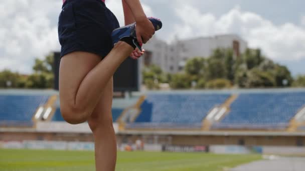走る前に女子ランナーウォームアップ、クローズアップ — ストック動画