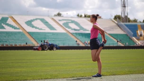 Adolescente menina de aquecimento antes de correr — Vídeo de Stock