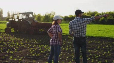 Tarlada iki çiftçi tartışması