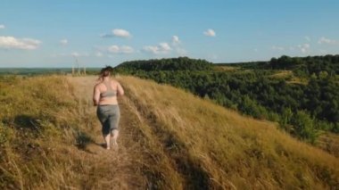 Erken sabah yaylalarda aşırı kilolu kız jogging