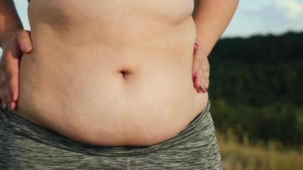 Жінка з надмірною вагою трясе жирний живіт — стокове відео