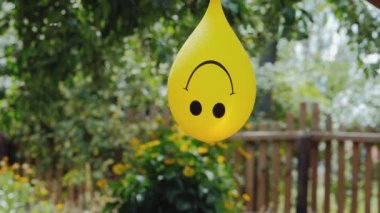 Su bombası iğneyle delinmiş, yavaş çekim