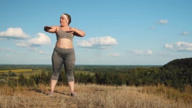 Artı boyutu kız doğada spor egzersizleri yapıyor