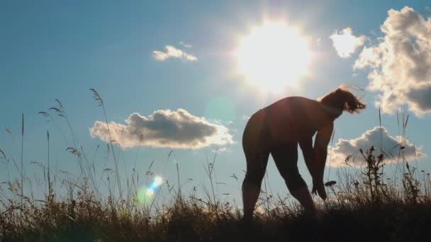 Silhouet plus grootte meisje doet oefeningen buitenshuis — Stockvideo