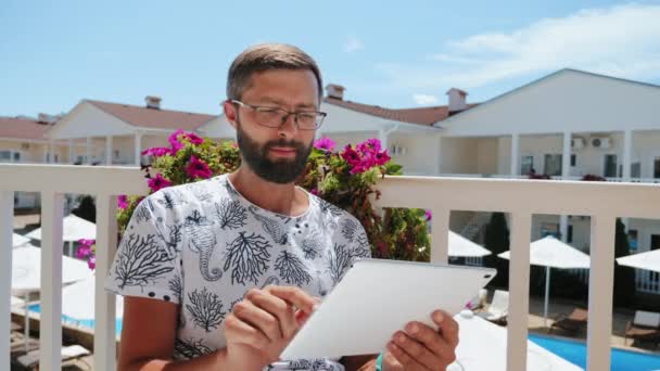 Людина з бородою і окулярами використовує планшетний ПК — стокове відео