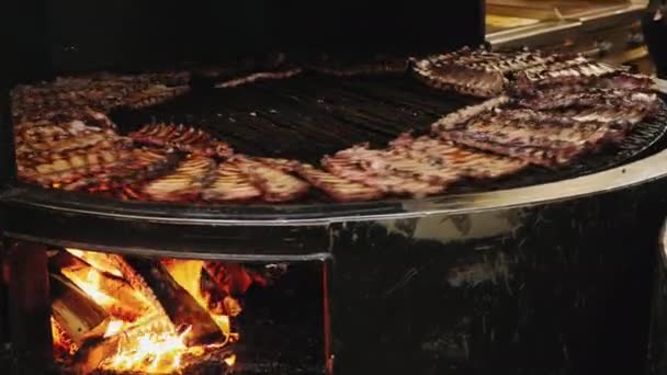 Large rotating grill for cooking ribs — Stock Video