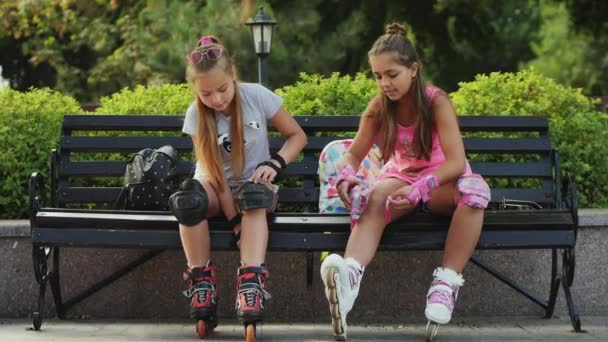 Jonge tiener meisjes voorbereiden voor roller skating — Stockvideo