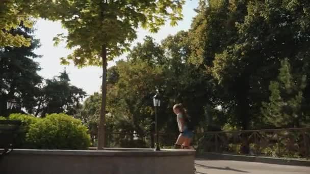 Duas meninas jovens patinando juntos — Vídeo de Stock