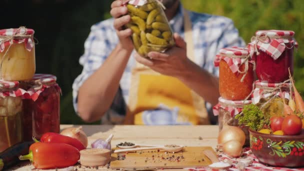 Mans hands shows a jar of canned organic vegetables — Stock Video