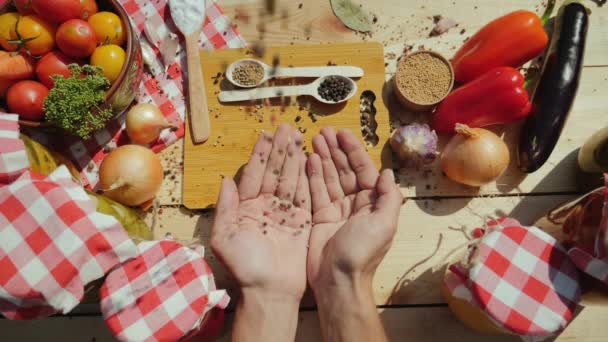 Vista dall'alto: mix di spezie cade nelle mani degli uomini — Video Stock