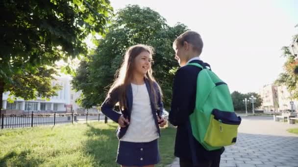 Fiatal srác és a lány beszél az utcán — Stock videók
