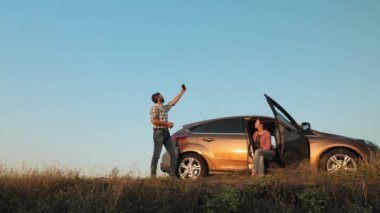 Arabayla seyahat eden çift telefon sinyali alıyor