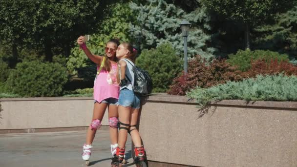 Chicas patinando tomar una selfie en un teléfono inteligente — Vídeo de stock