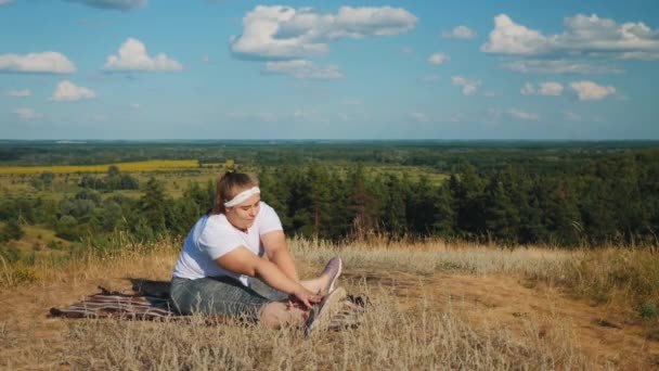 Overgewicht meisje doet fysieke oefeningen buitenshuis — Stockvideo