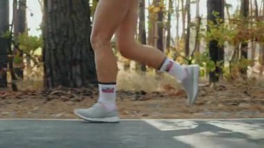 Ormanda sabah koşusu, sadece bacaklar yakın çekim