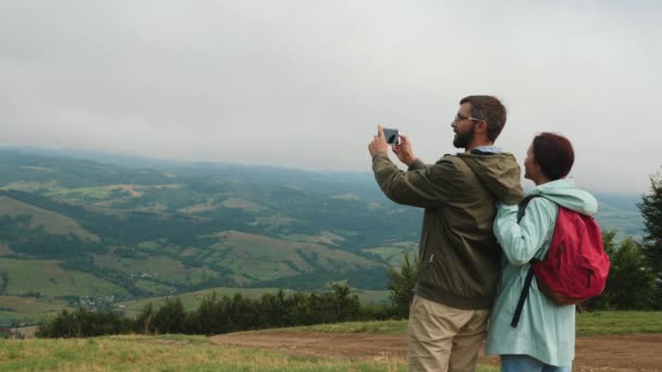 Туристы фотографируют в горах — стоковое видео