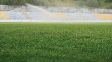 Futbol sahasında çimlere su püskürten fıskiyeler
