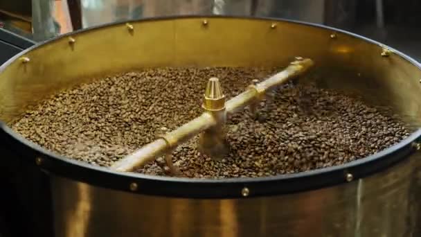 Chlazení čerstvě pražených kávových bobů — Stock video