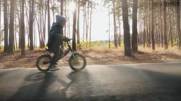 Kisfiú tanul lovagolni az első futás egyensúly kerékpár — Stock videók