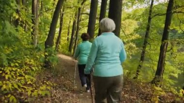 Yaşlı kadınlar için açık havada İskandinav yürüyüş