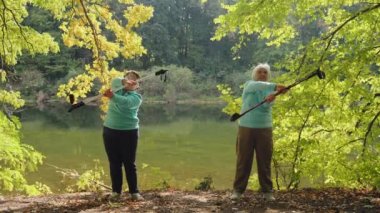 İskandinav yürüyüşü öncesi iki üst düzey kadın ısınma
