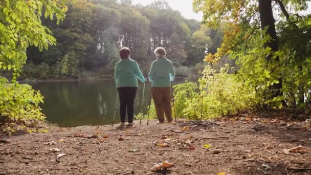 Старші жінки відпочиває після нордичної ходьби — стокове відео